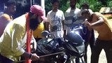 Video: Hoảng hồn chứng kiến rắn hổ mang quấn quanh xe mô tô