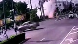 Video: Nổ máy biến áp giữa phố khiến nhiều người hoảng loạn