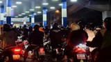 Nửa đêm, người dân ở Hà Nội vẫn xếp hàng dài chờ đổ xăng