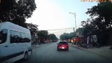 Video: Nữ tài xế bẻ lái cực nhanh, ô tô vẫn bị tông văng