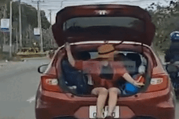 Tranh cãi cô gái ngồi ở cốp ô tô khi xe đang chạy trên đường 
