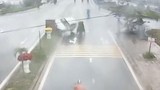 Video: Lao đầu vào dải phân cách, ô tô văng trúng “xe máy kéo”