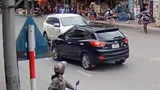 Video: Gặp ô tô chạy như tự sát, xe Ford Everest phải đứng im