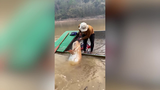 Video: Ngư dân vật lộn, lôi con cá “khủng” nặng 135 kg lên thuyền