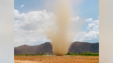 Video: Khoảnh khắc lốc xoáy ngoạn mục trên cánh đồng Thái Lan