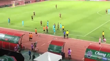 Video: Bị khiêu khích, cầu thủ Thái Lan lao vào đấm HLV đội bạn