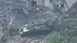 Video: Xem UAV Ukraine đốt cháy cối tự hành Nga gần Bakhmut