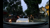 Nữ tài xế Mercedes gây náo loạn giữa phố Hà Nội, bỏ ô tô lại 