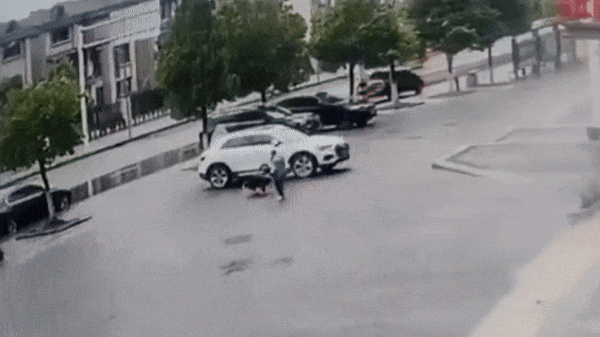 Video: Ném pháo xuống cống, bé trai gây ra vụ nổ kinh hoàng