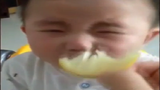 Dễ thương em bé nhăn mặt khi ăn chanh chua