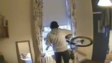 Liều lĩnh trộm xe đạp qua cửa sổ