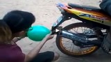 Trai trẻ thổi bóng bay bằng... pô xe máy cực nhanh