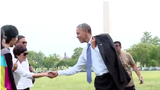 TT Mỹ Obama thân thiện trò chuyện, chụp ảnh với người dân