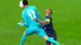 Va chạm thủ môn đội nhà, Danilo bất tỉnh rời sân