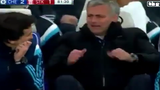 Phản ứng hài hước của Mourinho trong trận gặp Stoke City