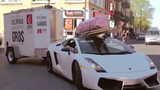 Siêu xe Lamborghini tự "hành xác" khi chở hàng trên phố