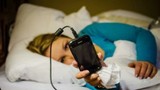 Dùng điện thoại trước khi ngủ gây hại cho não thế nào?