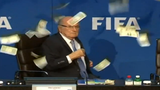 Chủ tịch FIFA Sepp Blatter bị ném tiền vào mặt