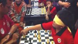 Cậu bé bịt mắt chơi cờ vua gây xôn xao