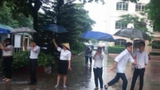 Xúc động cảnh thầy cô xếp hàng che mưa cho học sinh