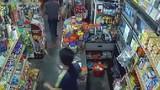 Cầm dao đi cướp bị nhân viên tiệm tạp hóa vác kiếm đuổi đánh