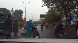 Vướng áo mưa, người đàn ông ngã lăn trước đầu xe tải suýt chết