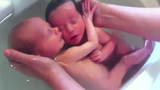 Xúc động hai bé sơ sinh ôm nhau không rời khi tắm