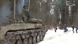 Dân chơi Nga thuê xe thiết giáp để trượt tuyết
