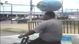 Người đàn ông đội “bom” đạp xe băng băng trên phố