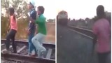 Trẻ trâu đón đầu tàu hỏa để thể hiện và cái kết đắng