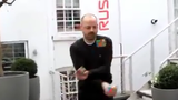 Người đàn ông vừa tung hứng vừa giải 3 khối rubik gây ngỡ ngàng