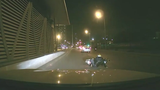 Clip thanh niên say rượu ngã xe máy trước mũi ô tô