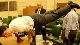 Thủ tướng điển trai của Canada gây sốt với tư thế yoga siêu khó