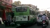 Bức xúc clip xe buýt chạy lấn làn gây tai nạn