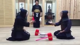 Chết cười cảnh kiếm sĩ samurai Nhật Bản chơi oẳn tù tì