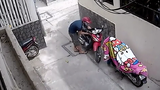 Tên trộm bịt mặt bẻ khóa xe máy trong tích tắc