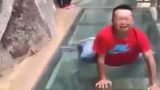 Thanh niên khóc thét khi đi trên cầu kính kinh hoàng nhất Trung Quốc