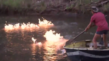 Con sông ô nhiễm bốc cháy ngùn ngụt khi bị châm lửa đốt