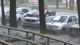 Cô gái lấy thân mình che chở ô tô giữa trời mưa đá