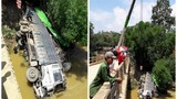 Xe tải bất ngờ mất lái lao xuống sông ở Hà Giang