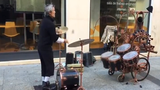 Khả năng chơi trống điệu nghệ của nghệ sĩ đường phố
