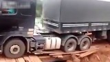 Thót tim cảnh xe container chở nặng qua cầu gỗ tạm