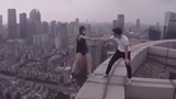 Cặp đôi Trung Quốc liều lĩnh selfie trên nóc tòa nhà 70 tầng
