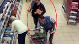 Phẫn nộ cảnh hai gã đàn ông trộm ví phụ nữ trong siêu thị