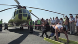 Xem người phụ nữ Nga kéo trực thăng nặng 8,6 tấn