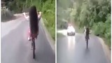 Không dám nhìn cảnh gái trẻ bốc đầu xe đạp khi xuống dốc