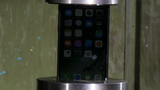 Xem tra tấn iPhone 7 tàn nhẫn bằng máy thủy lực 1.000 tấn 