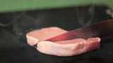 Điều gì xảy ra khi cắt miếng thịt bằng dao nóng 1000 độ C?
