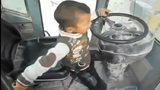 Khả năng lái máy xúc khó tin của bé trai 4 tuổi