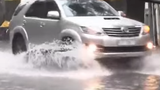 Kỹ năng lái xe ô tô khi đường ngập nước 